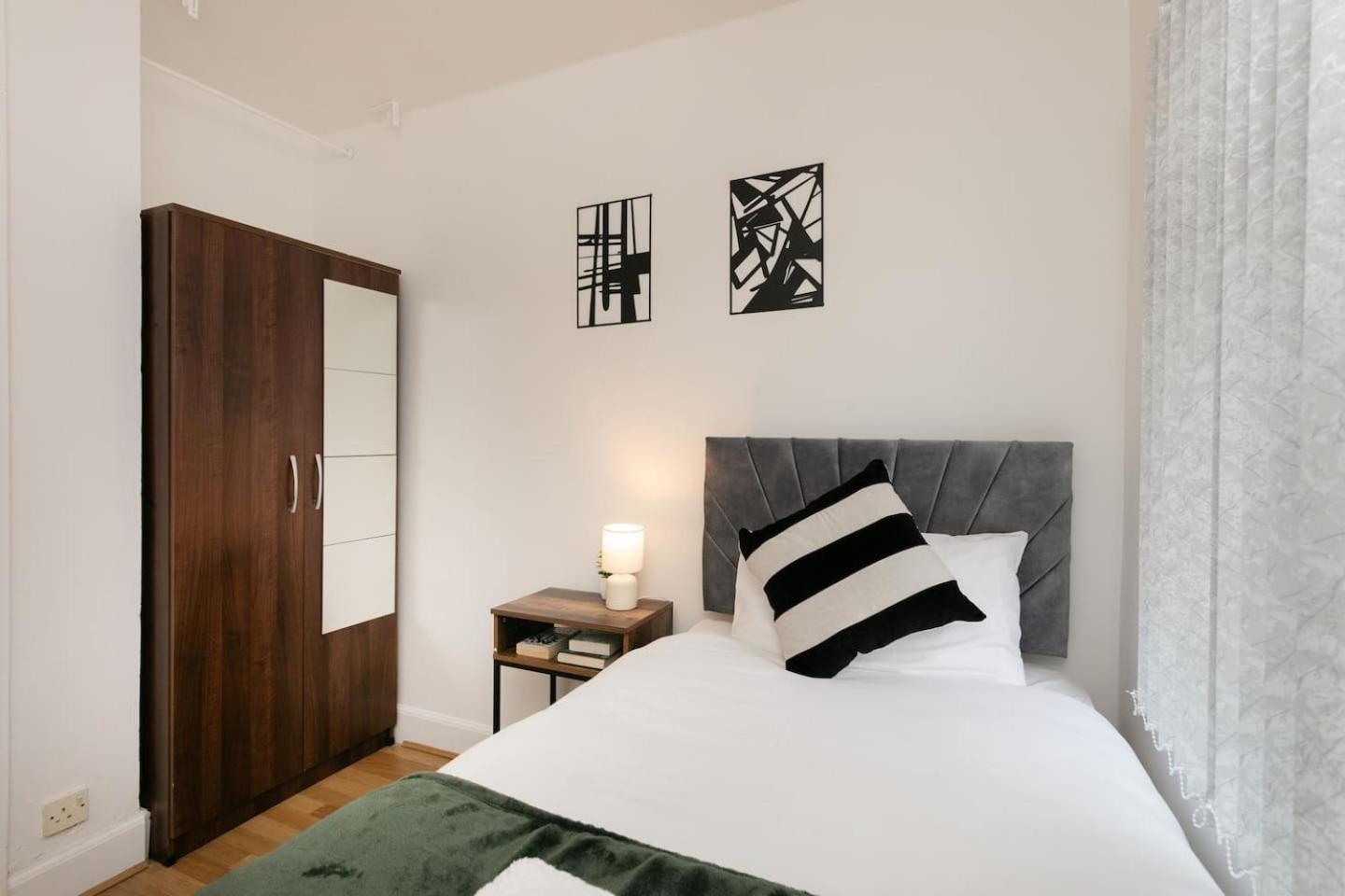 Guest house Spacious Modern House Skydome Arena